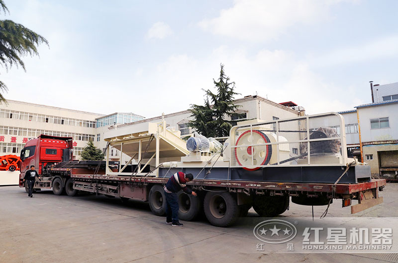 紅星對輥式破碎機發(fā)貨現(xiàn)場