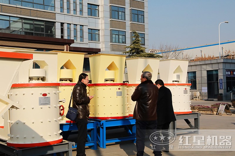 紅星復(fù)合式破碎機(jī)，用戶參觀現(xiàn)場(chǎng)