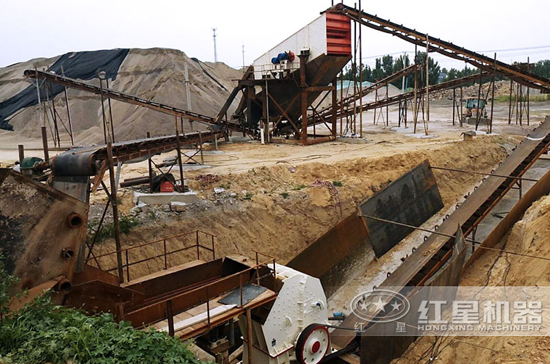 大型移動(dòng)式石頭碎沙生產(chǎn)現(xiàn)場(chǎng)