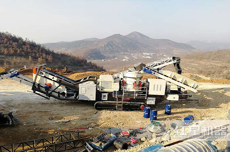 履帶式移動破碎機破碎現(xiàn)場