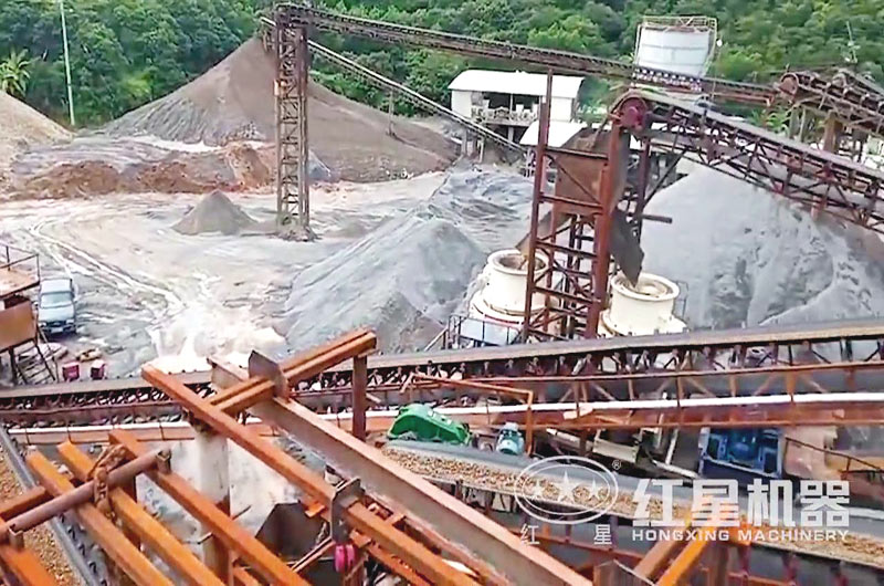 兩臺單缸圓錐破碎生產(chǎn)現(xiàn)場