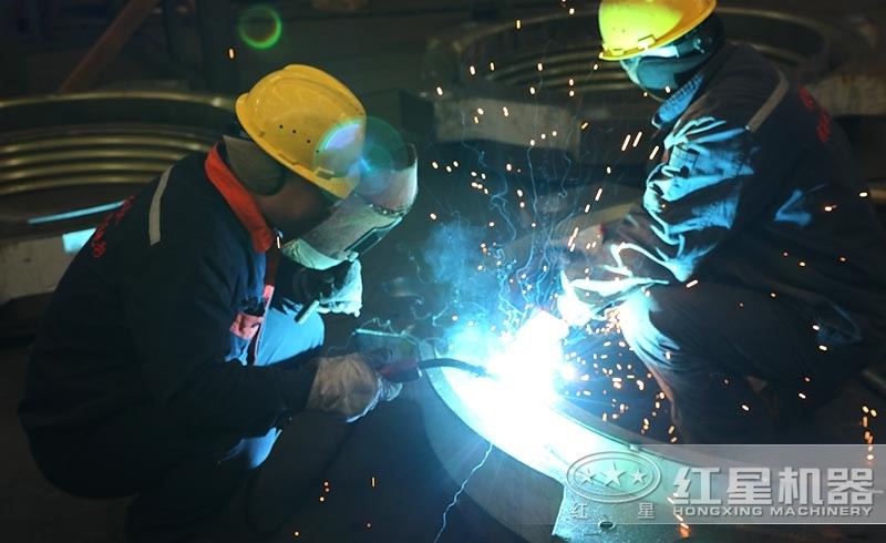 認真工作中的紅星技術(shù)人員