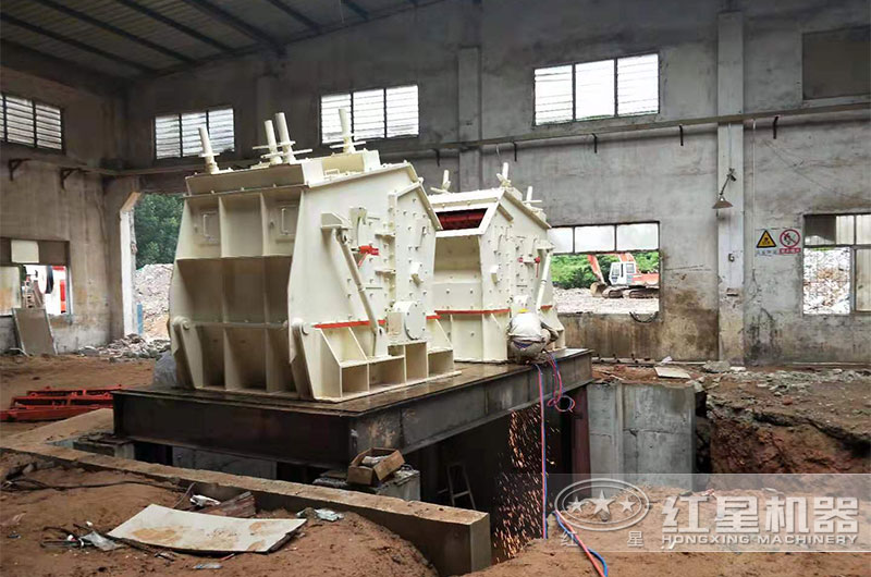 反擊式破碎機(jī)現(xiàn)場(chǎng)