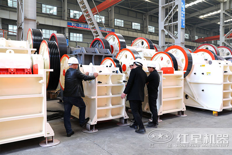 客戶到廠考察顎式破碎機