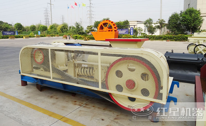 紅星對輥式煤矸石粉碎機風(fēng)采圖