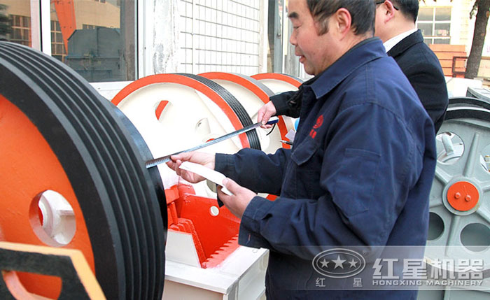 工作人員檢查顎破現(xiàn)場(chǎng)