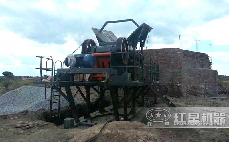 小型石子破碎機現(xiàn)場