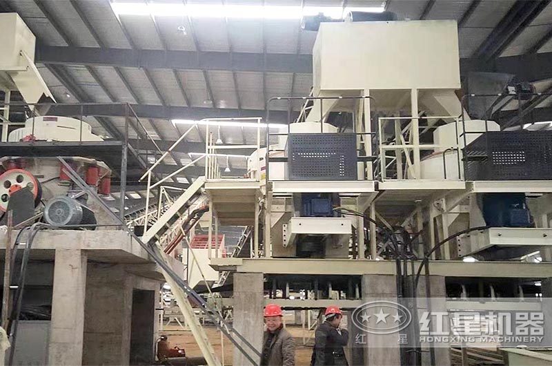 液壓圓錐破碎機作業(yè)現(xiàn)場