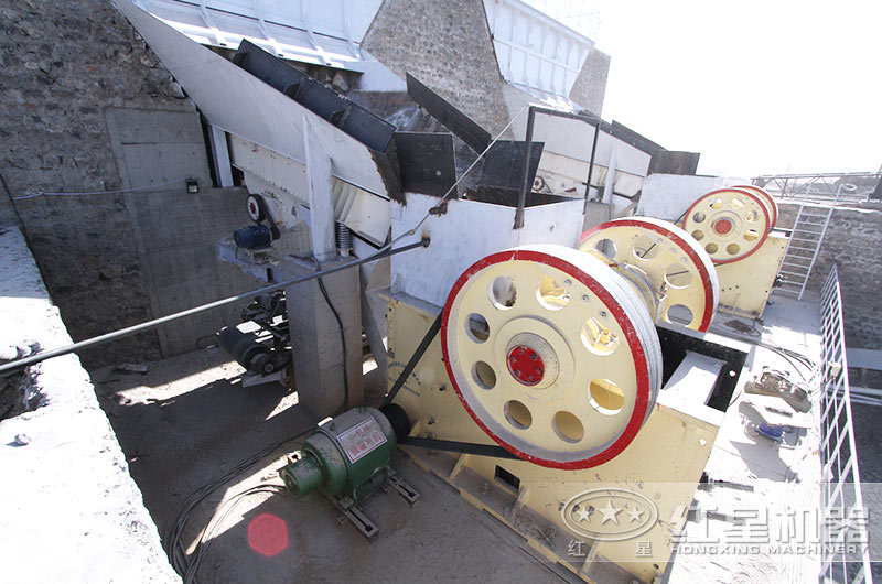 大型破碎機(jī)作業(yè)現(xiàn)場