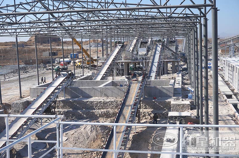 膠帶輸送機(jī)安裝現(xiàn)場(chǎng)