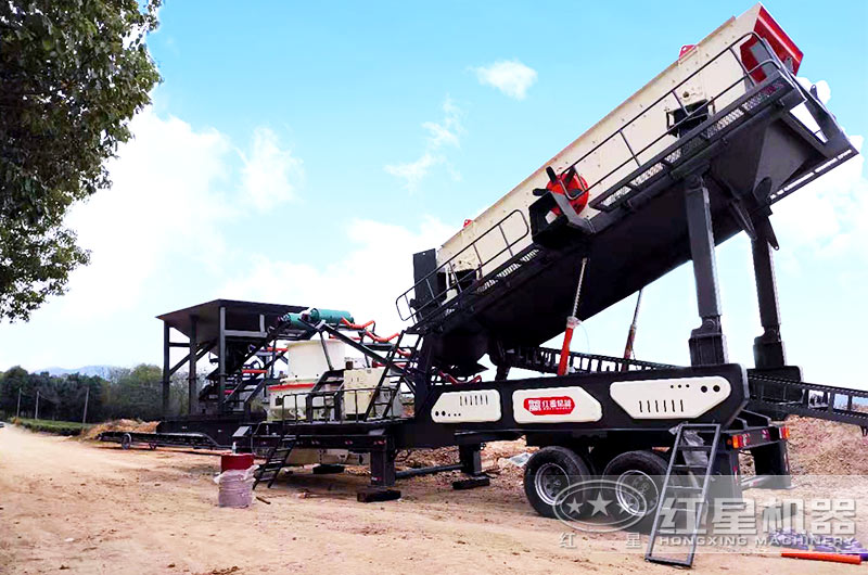 建筑垃圾移動(dòng)破碎站現(xiàn)場(chǎng)