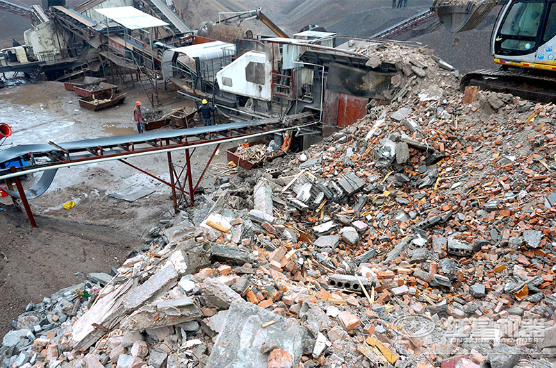 廢棄混凝土移動破碎機生產(chǎn)現(xiàn)場