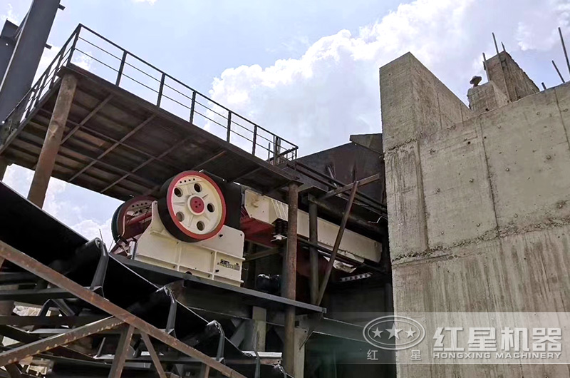 大型砂石生產(chǎn)線破碎現(xiàn)場(chǎng)