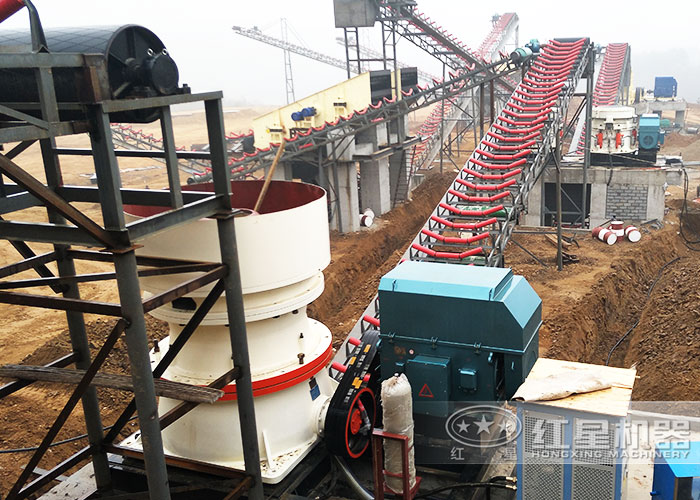 常用的圓錐式石料破碎設(shè)備生產(chǎn)現(xiàn)場(chǎng)