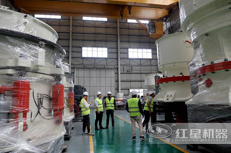 用戶來紅星廠區(qū)參觀購置圓錐式破碎機